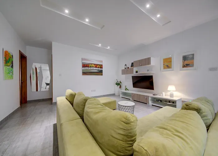 Top Floor Apt With Common Pool Close To All Amenities