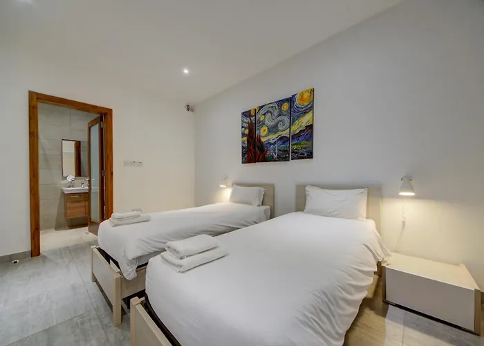 Top Floor Apt With Common Pool Close To All Amenities