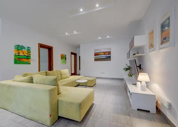 Top Floor Apt With Common Pool Close To All Amenities