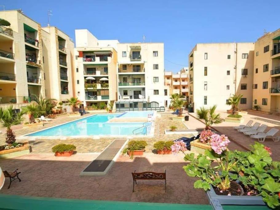 Floor With Common Pool Close To Amenities *