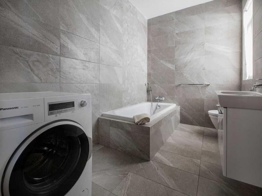 Floor With Common Pool Close To Amenities * St. Paul's Bay
