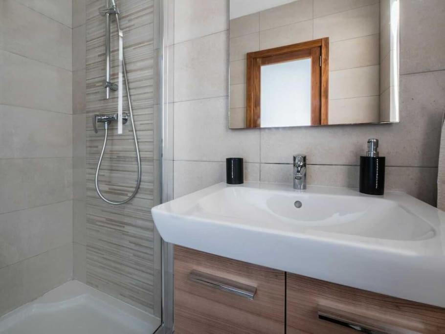 Floor With Common Pool Close To Amenities St. Paul's Bay