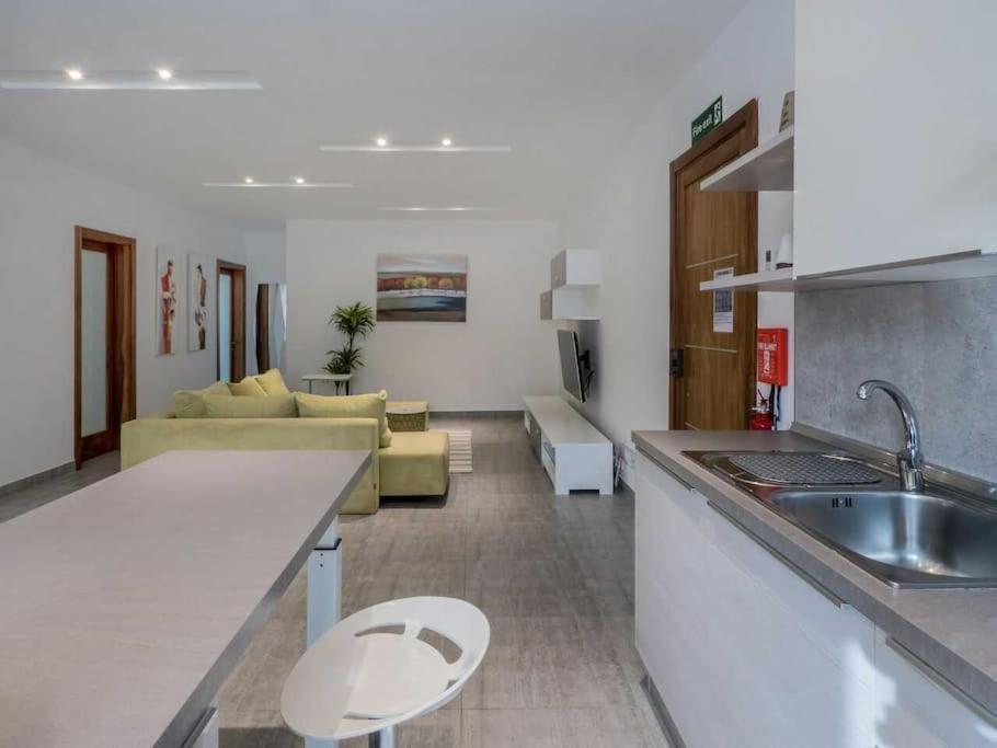 Floor With Common Pool Close To Amenities Apartment *