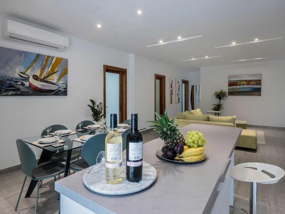 Floor With Common Pool Close To Amenities Apartment