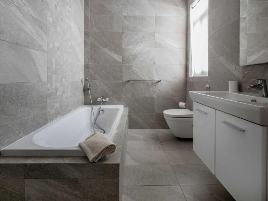Floor With Common Pool Close To Amenities Apartment