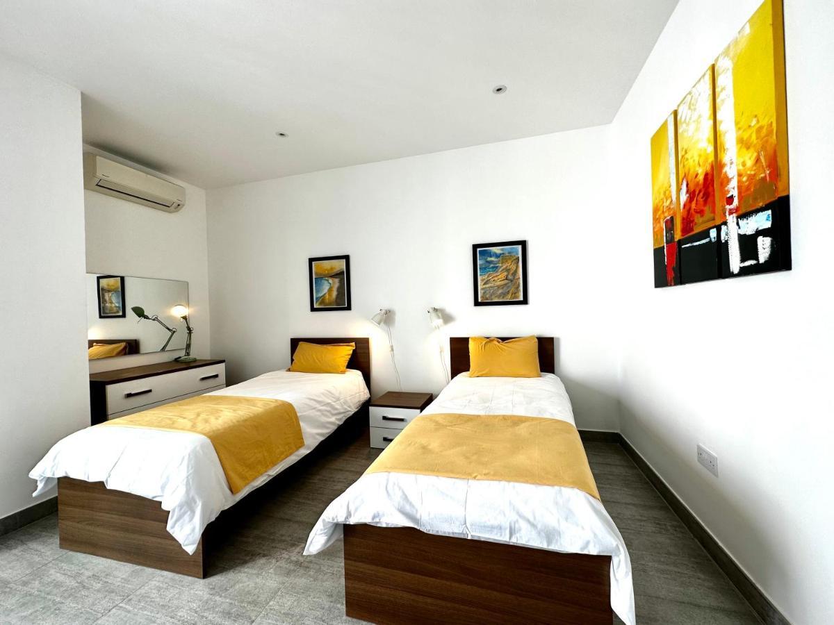 Floor With Common Pool Close To Amenities Apartment