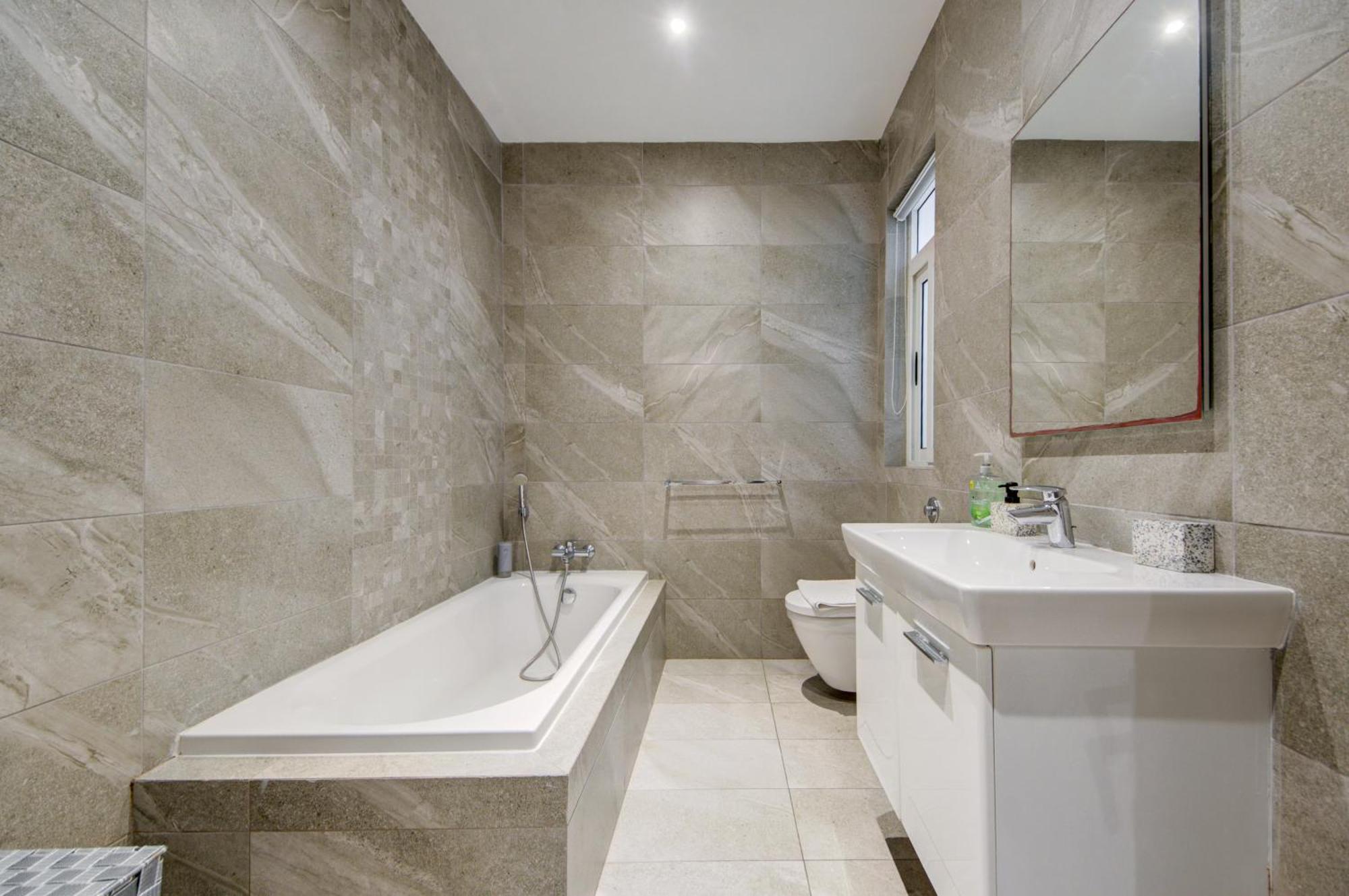 Apartment Floor With Common Pool Close To Amenities *