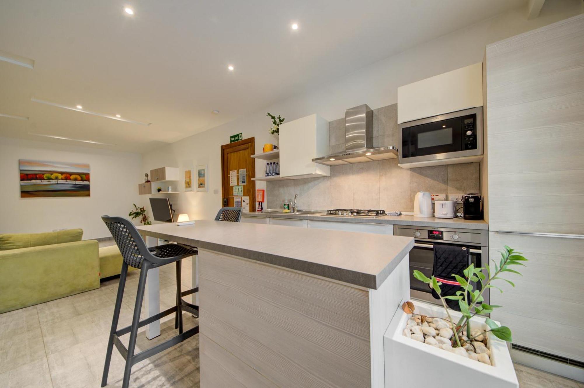 Floor With Common Pool Close To Amenities St. Paul's Bay
