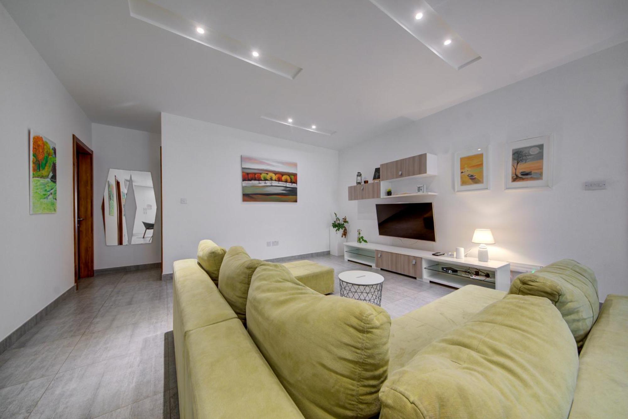 Floor With Common Pool Close To Amenities Apartment