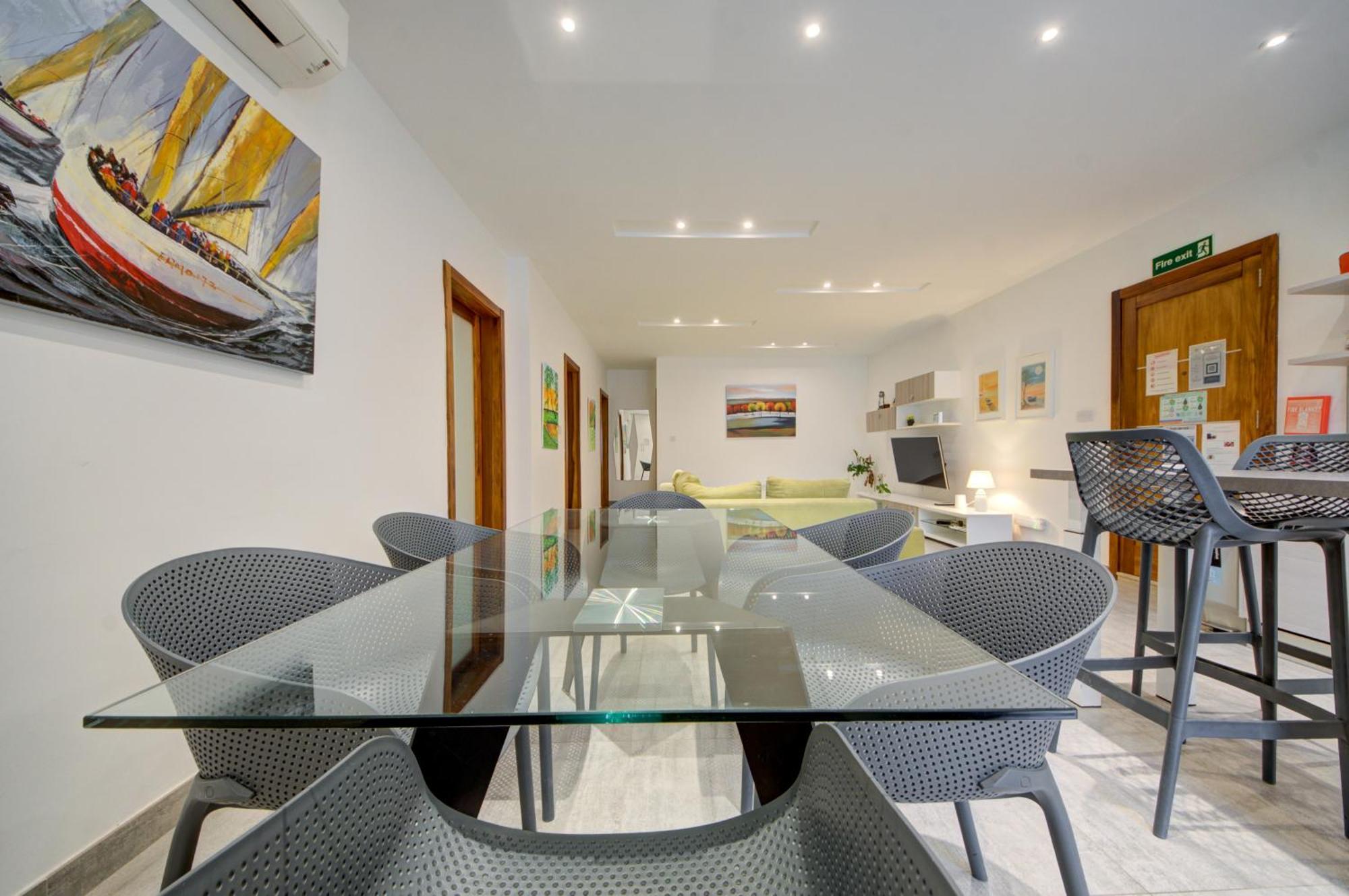 Apartment Floor With Common Pool Close To Amenities