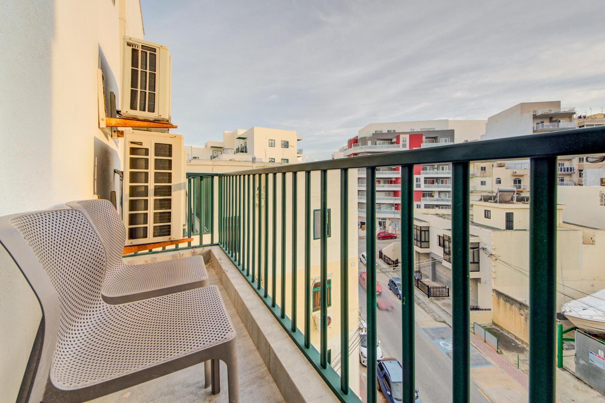 Floor With Common Pool Close To Amenities Apartment *