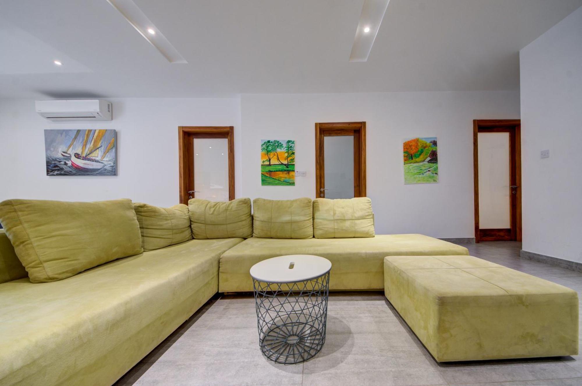 Floor With Common Pool Close To Amenities *