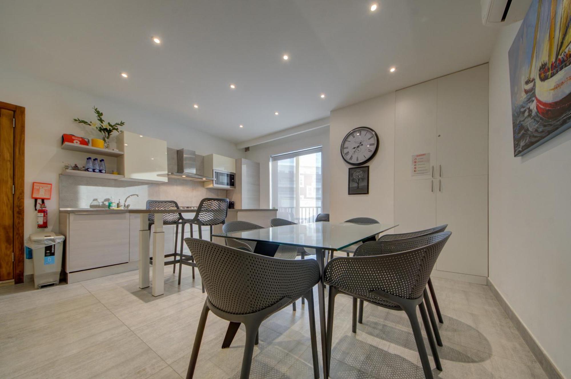 Floor With Common Pool Close To Amenities St. Paul's Bay