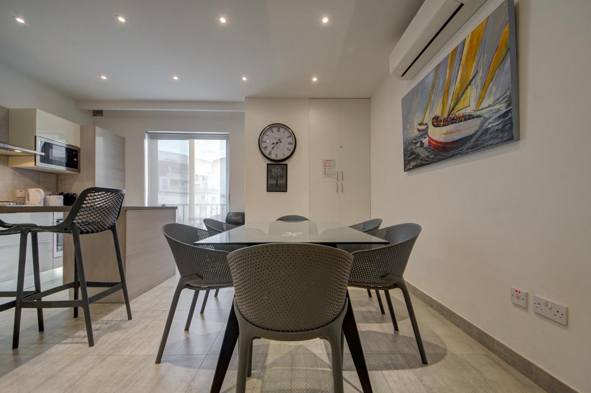 Floor With Common Pool Close To Amenities Apartment