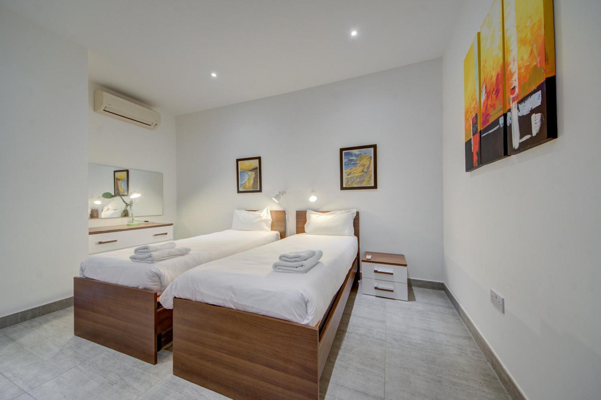 Floor With Common Pool Close To Amenities Apartment *