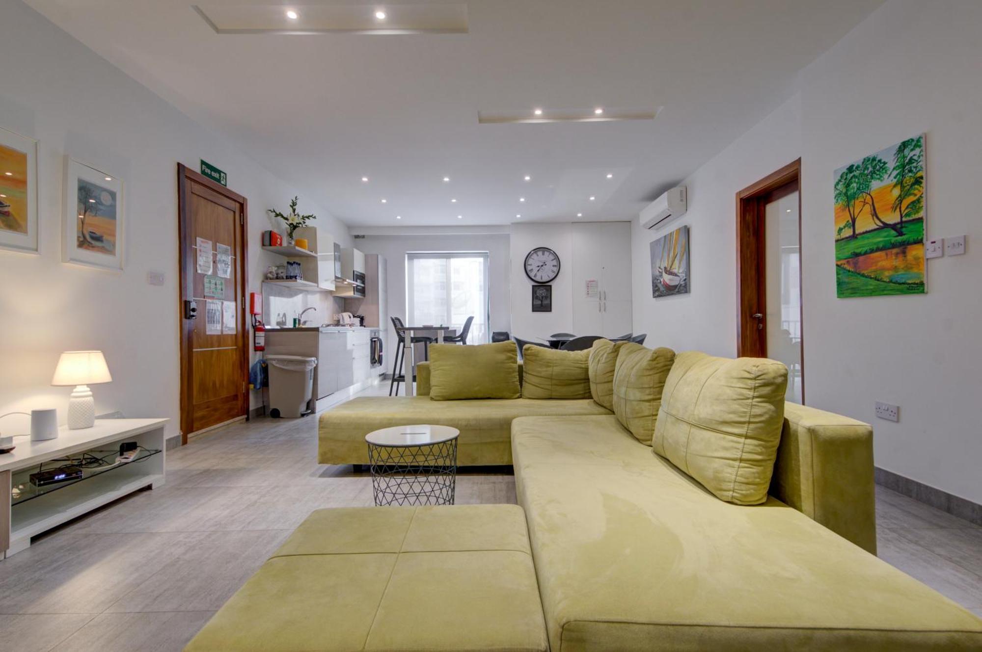 Floor With Common Pool Close To Amenities *