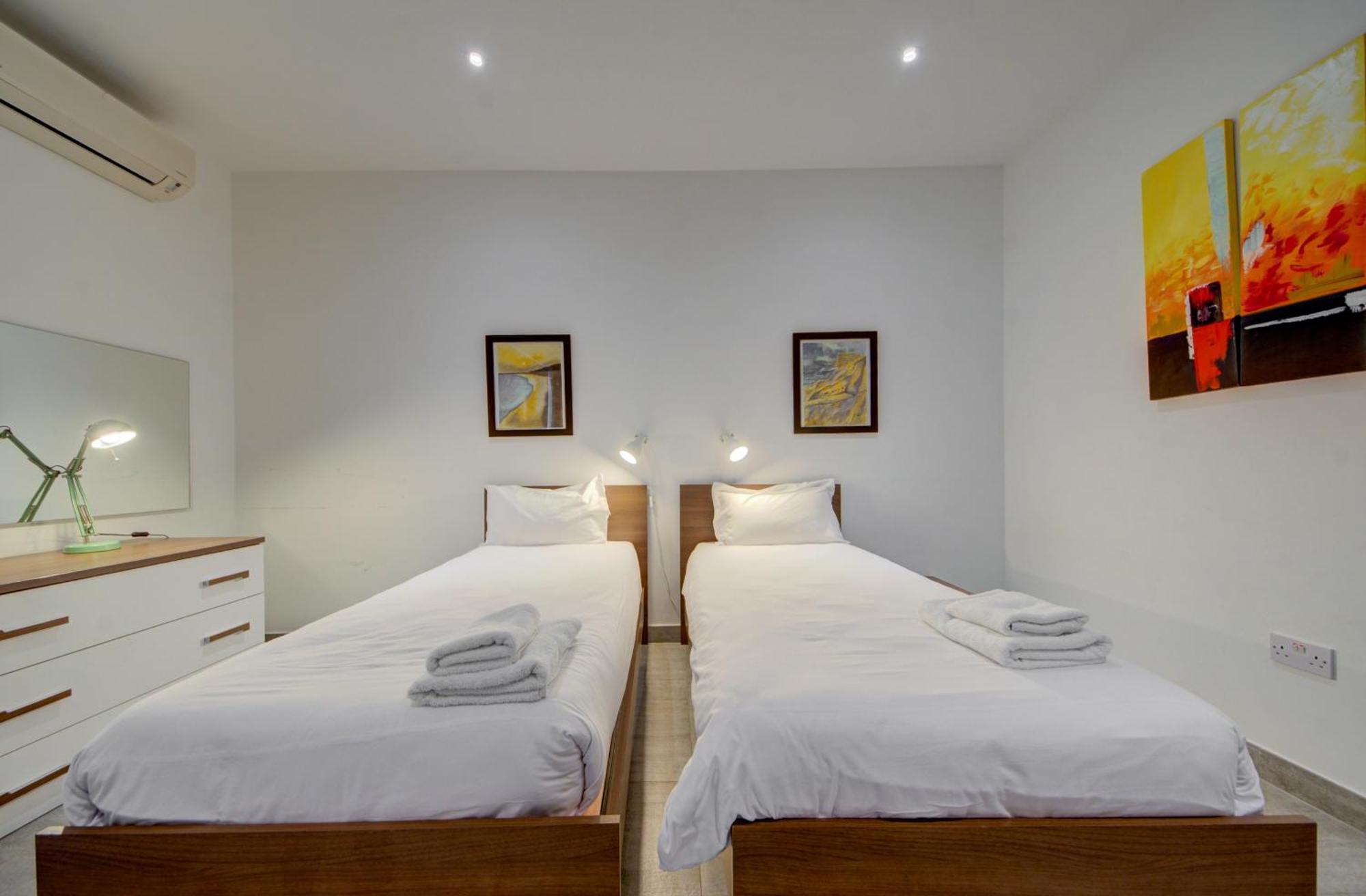 Floor With Common Pool Close To Amenities Apartment
