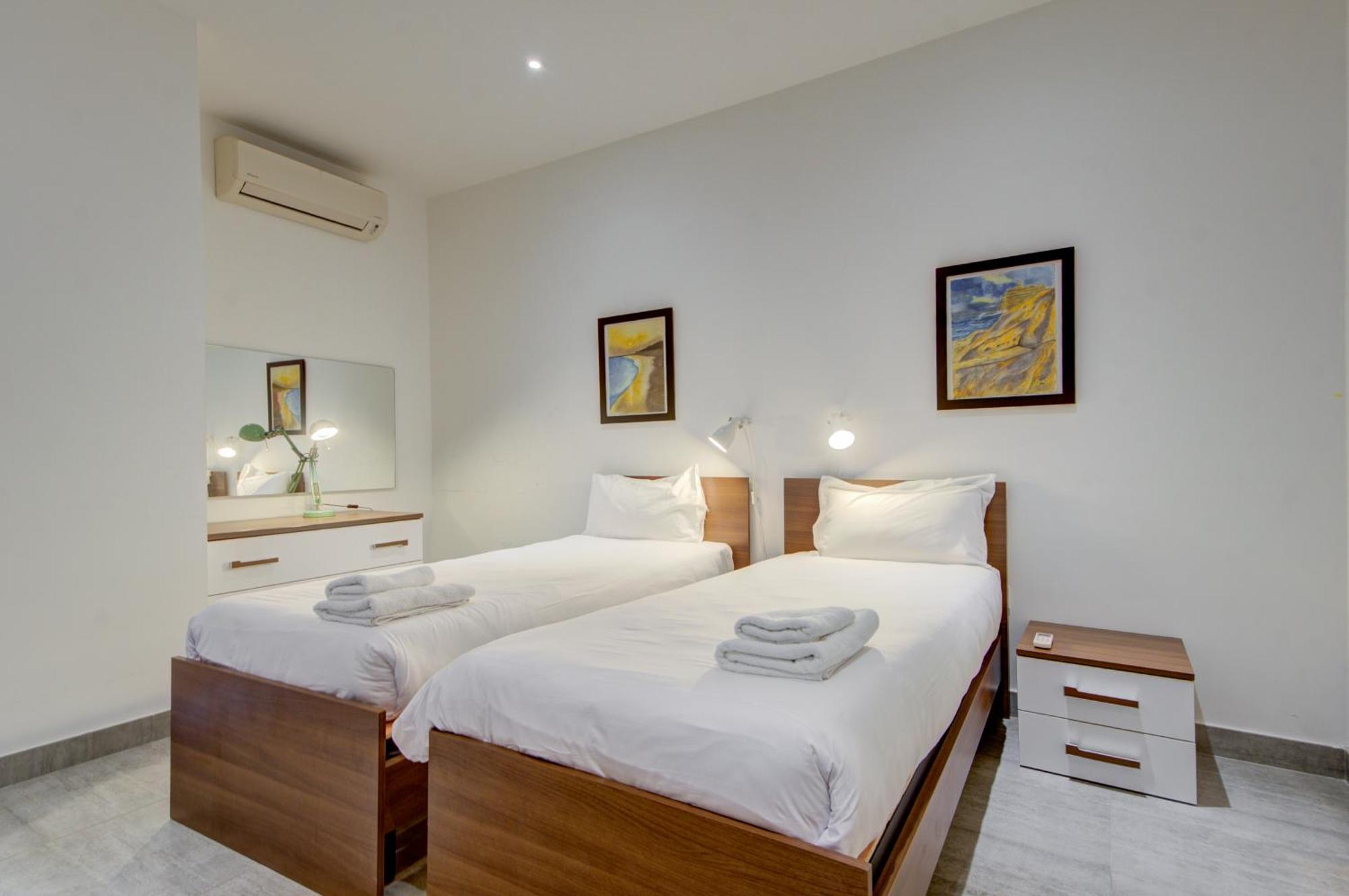 Apartment Floor With Common Pool Close To Amenities *