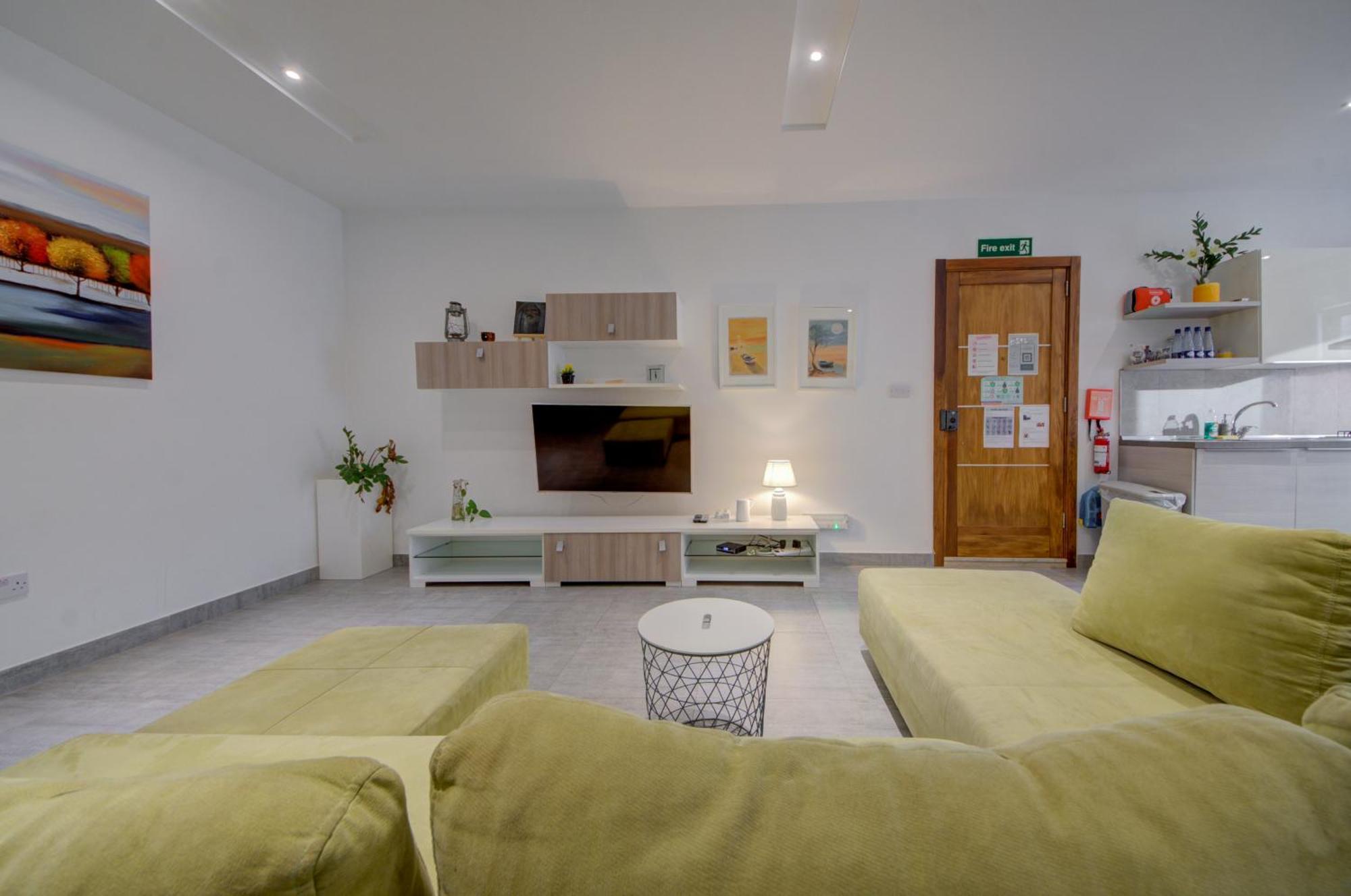Floor With Common Pool Close To Amenities St. Paul's Bay